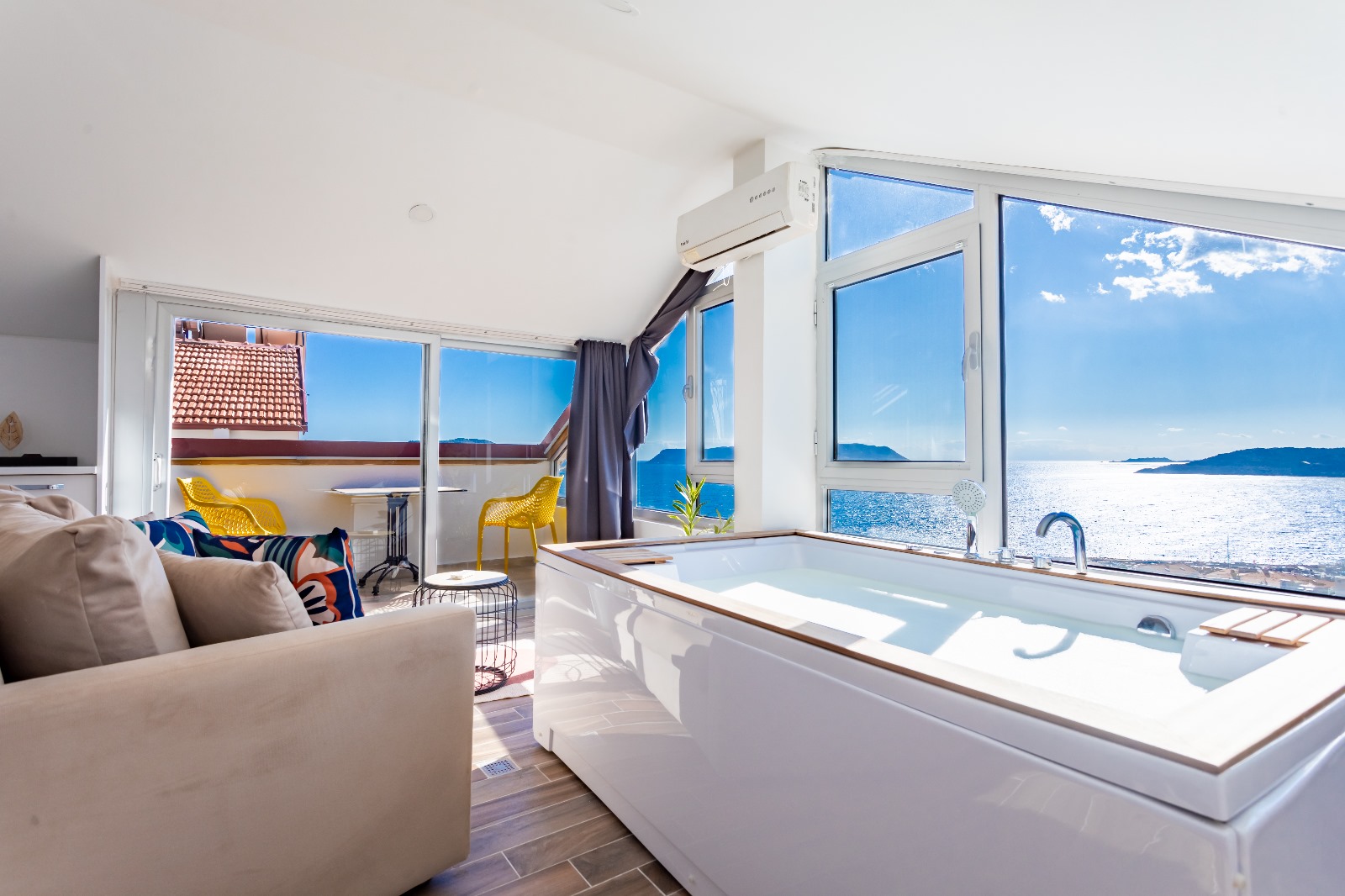 502 - Bella Seaview Jacuzzi Studio