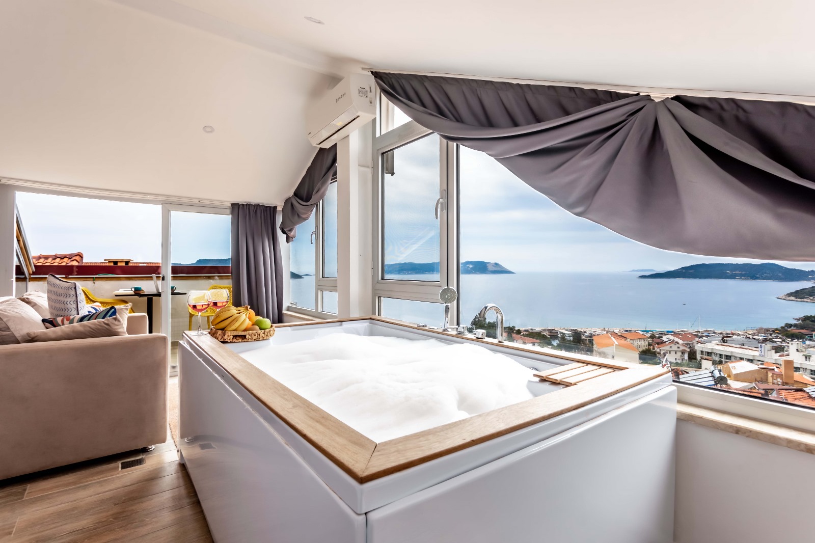 503 - Bella Seaview Jacuzzi Studio